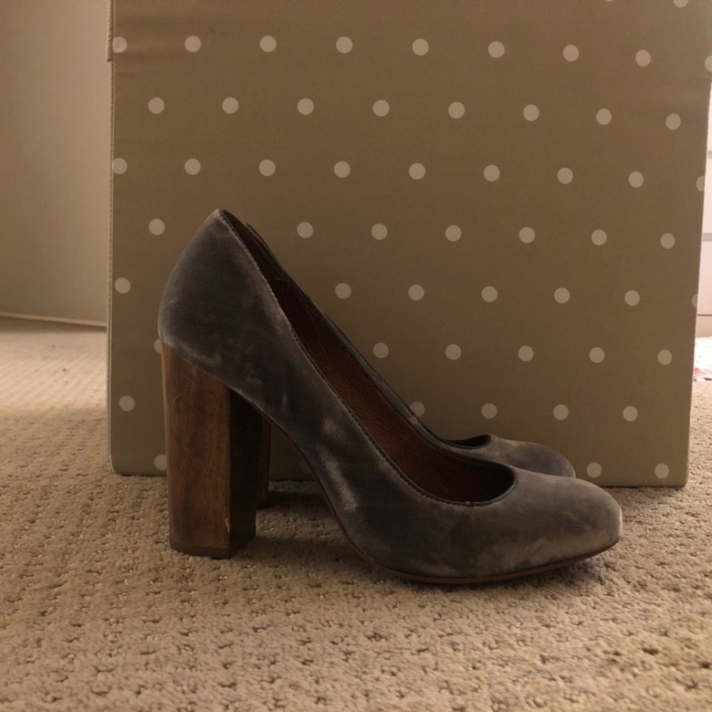 Juicy couture rosa grey suede wood block heel